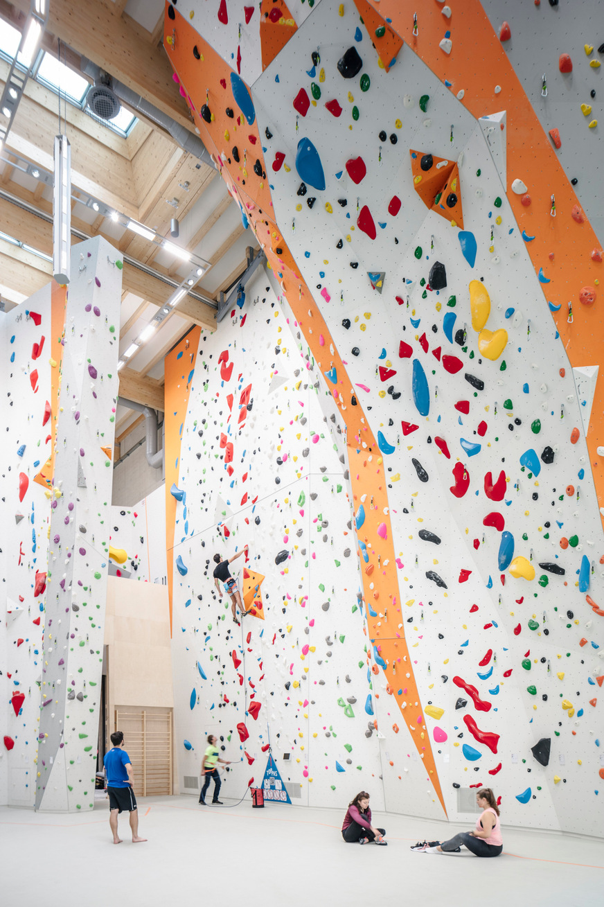 Viel Tageslicht trotz Sonnenschutz: Okasolar 3D inder imposanten 14 m hohen Kletterhalle desCampus im Olympiapark.