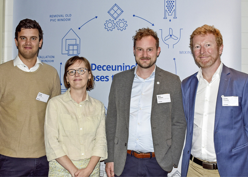 Stellten die Nachhaltigkeitsentwicklungen und die Investitionen in das Recyclingwerk vor (v. l.): Emile Coene (PVC Feedstock Lead Deceuninck), Celine de Waele (Group Sustainability Manager Deceuninck), Baart Peters (Chief Marketing & Communications Officer Deceuninck) und Dries Moors (CTO / COO Deceuninck)