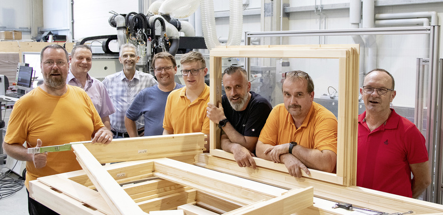 Anlageninstallation geglückt: (von links) Rico Nawrocki (Fertigungsleiter von MB), Martin Rauscher (Zuani), Markus Süß (Biesse), Jan Baumhecker (ProLogic), Lucas Zwank (Azubi von MB), Jan Kaeseler (Techniker von MB), Mike Beelitz, Anton Steckbauer (Stark Werkzeuge)