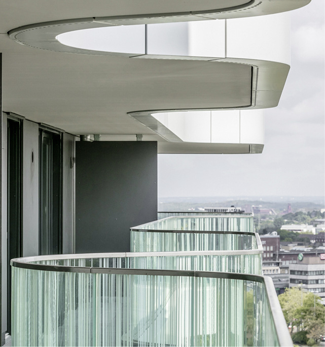 Die Streifen der Balkonverglasungen wurden im Siebdruckverfahren auf das Glas aufgebracht