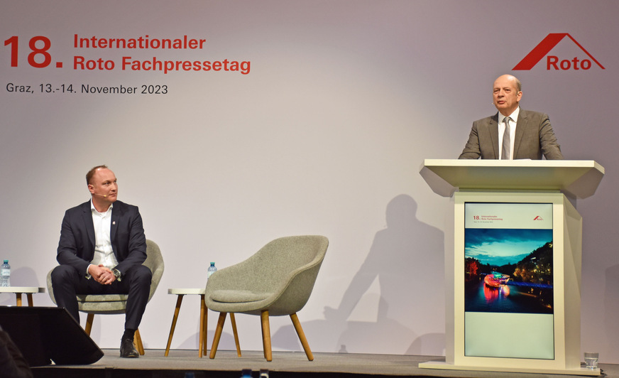 RPS-Geschäftsführer Dr. Christian Faden und Professor Dr.-Ing. Andreas Beck (rechts am Pult) vom Institut für thermische und akustische Bauphysik an der Hochschule für Technik in Stuttgart erläuterten den Spareffekt bei der Runderneuerung alter Fenster.