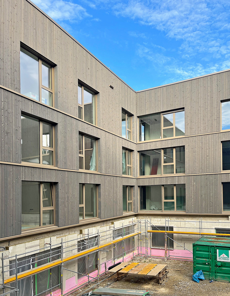 Die etwa 200 Fenster im Pflegeheim Laupheim stattet Stocker alle mit dem FFLH-max von Regel-air aus.