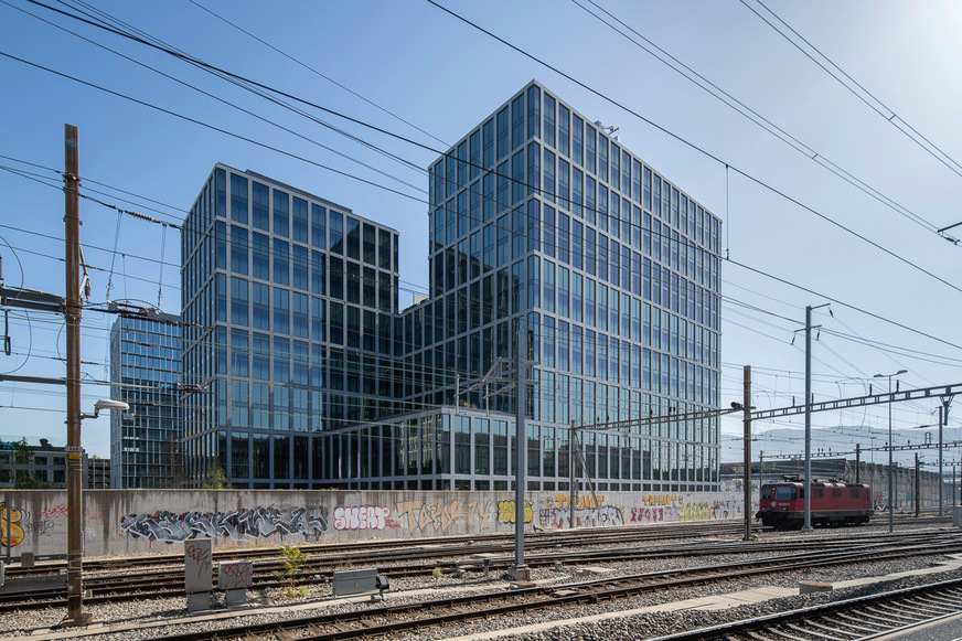 Auf der nahegelegenen Bahnstrecke werden auch Gefahrenstoffe mit hohem Brandrisiko transportiert. Um die erhöhten Brandschutzauflagen zu erfüllen, wurden die vorgefertigten SageGlass-Glaselemente mit dem Brandschutzsicherheitsglas Contraflam von Vetrotech zu 3-fach-ISO kombiniert.