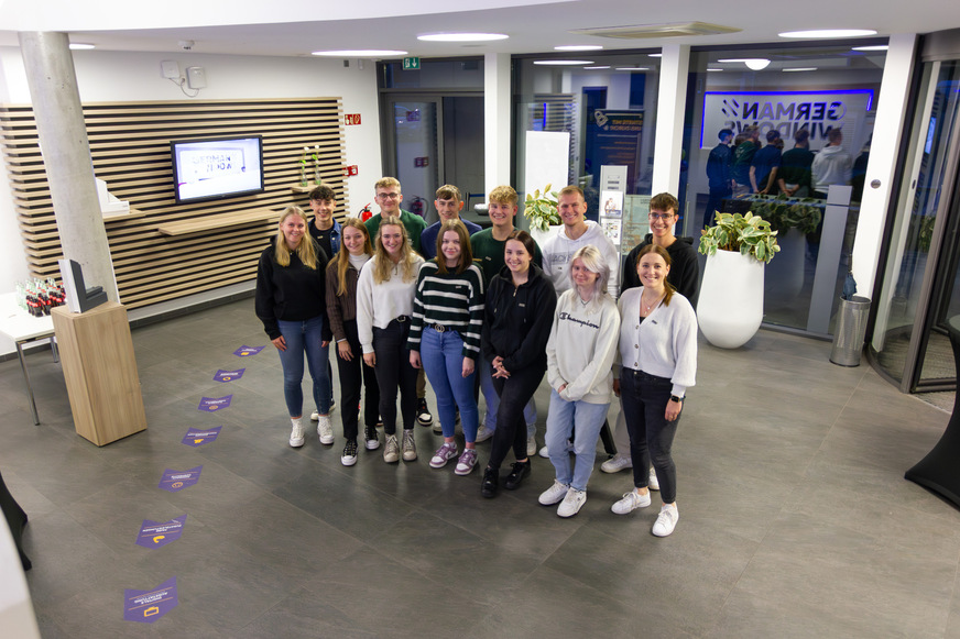 Nacht der Ausbildung: Zwölf Azubis und Ausbildungsleiterin Laura Nagel (unten rechts) gaben potenziellen Bewerbern einen Einblick in den vielfältigen Arbeitsalltag bei German Windows.