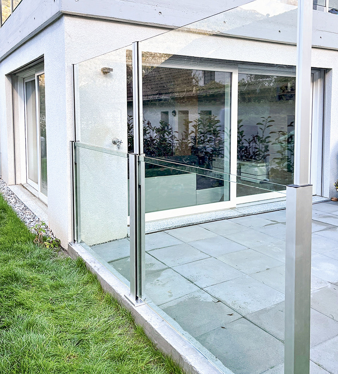 Eine SildeGlass-Anwendung als Terrassenschutz