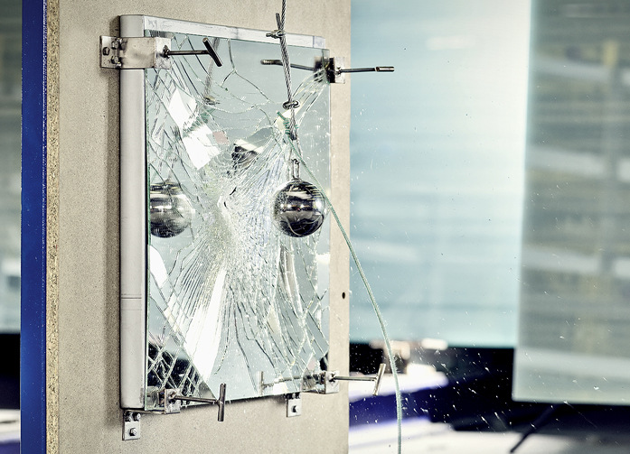 Spiegel im Anti-Shatter-Test