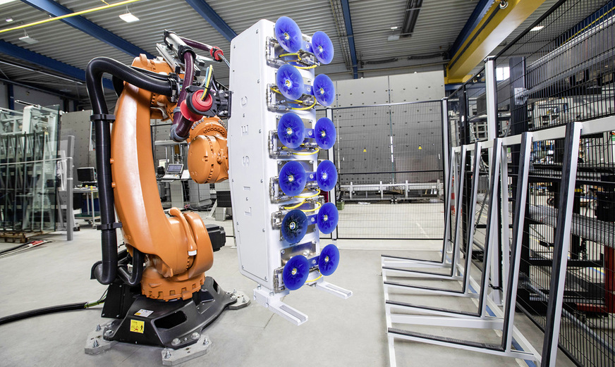 In der Produktion helfen Robotersysteme gerade auch bei Be- und Entladeprozessen die Mitarbeiter entlasten.