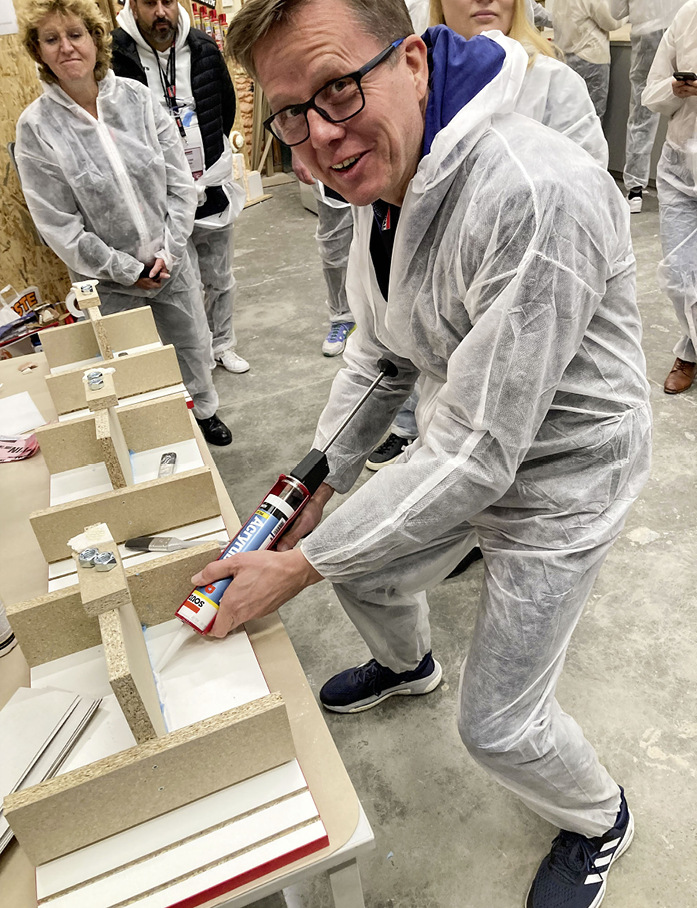 GW-Chefredakteur beim Testen der neuen Dicht- und Klebstoffe von Soudal. Kunst-Skulptur im Soudal-Eingang: Das Fell des Affens besteht aus vielen Silikon-Tupfern.