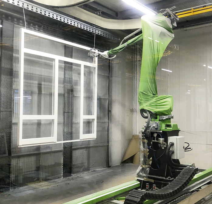 Die Lackierung im Spritzverfahren erfolgt über zwei Roboter, die auf Verfahrwagen montiert sind. Mit einer 3D-Erkennung ausgestattet, ermitteln sie zunächst die Beschaffenheit, wie beispiels­weise die Profilstärke der Elemente, um dann die Farbe in einem optimierten Lackier­bewegungsablauf gleichmäßig aufzutragen.