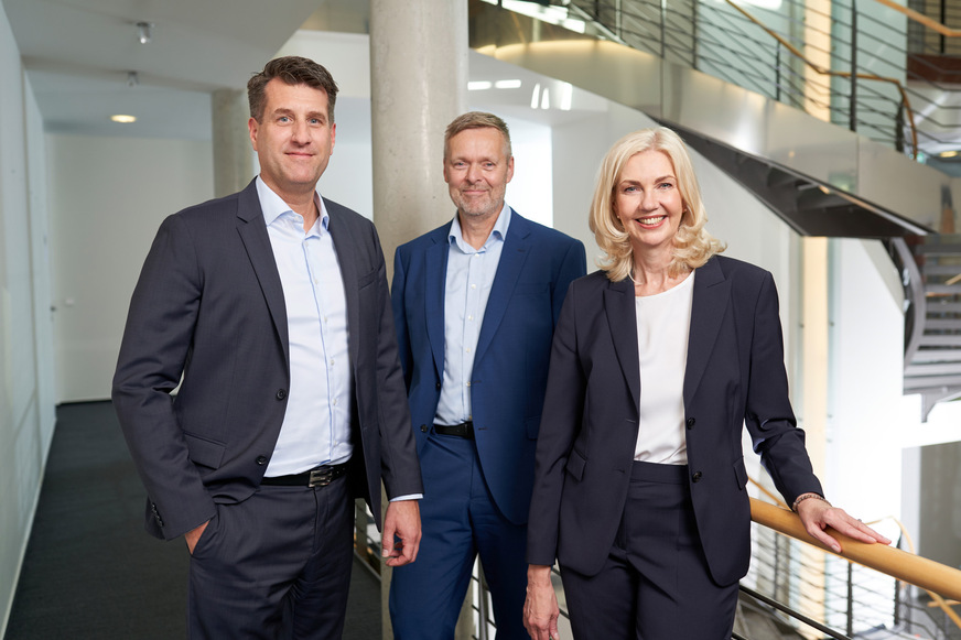 Silke Stehr, Sprecherin der Geschäftsführung (rechts) und Matthias Mager, Geschäftsführer Vertrieb (links) gemeinsam mit Vorgänger Jacob Madsen (Mitte), der als Executive Vice President Region North Europe in das Top-Management der Velux Gruppe wechselt.