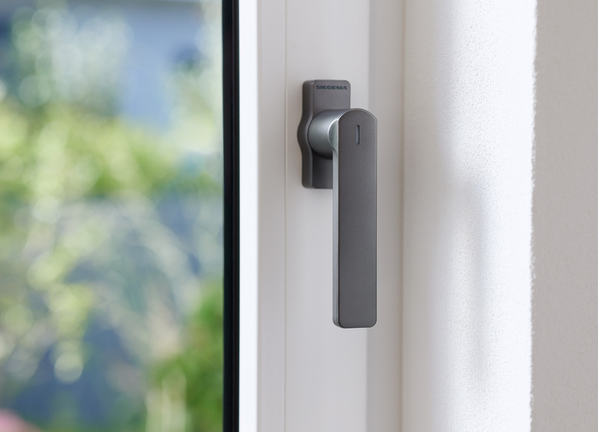 Der smarte Fenstergriff macht das Ver- und Entriegeln von abschließbaren Fenstern digital und komfortabel und ist mit allen gängigen Smart-Home-Systemen kompatibel.