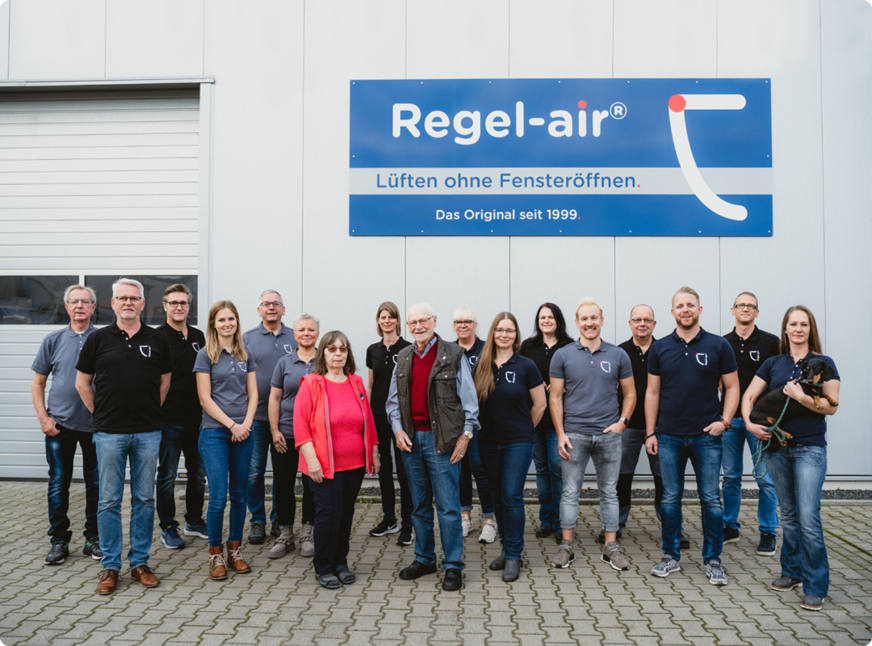 Das Team von Regel-air mit den Firmengründern Christel und Heinz Becks auf dem Hof des Unternehmens in Geldern-Walbeck.