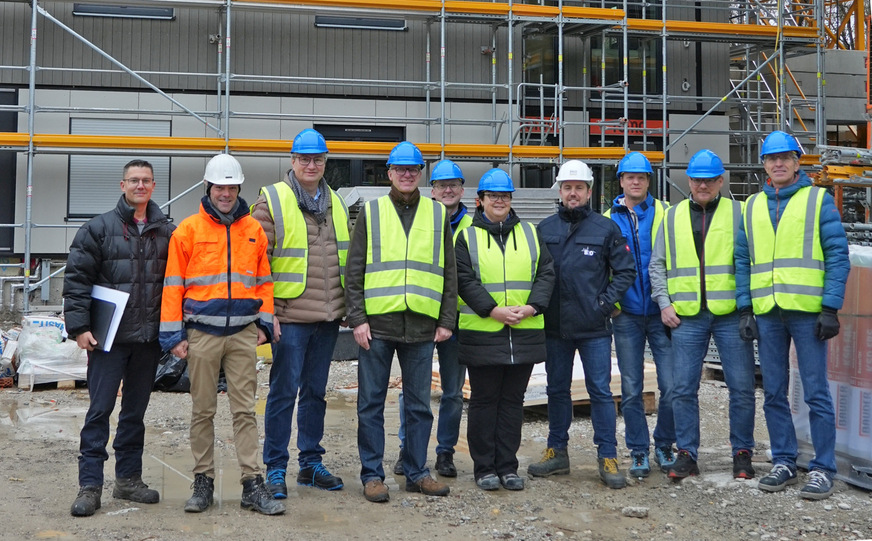 Bauexperten von B & O, Huber & Sohn und ift Rosenheim diskutierten Chancen und Verbesserungspotenziale der seriellen Sanierung und Aufstockung mit vorgefertigten Holzfassaden (v.l.n.r. Projektleiter Martin Nachtwey und Josef Huber (Huber & Sohn), Hermann Schmitz (ift Beirat/Veka), Prof. Jörn P. Lass, Markus Egli, Anyke Aguirre Cano (ift), Projektleiter Frank Melzer (B & O), Gregor Vollenberg, Martin Hessler, Andreas Preuß (ift))