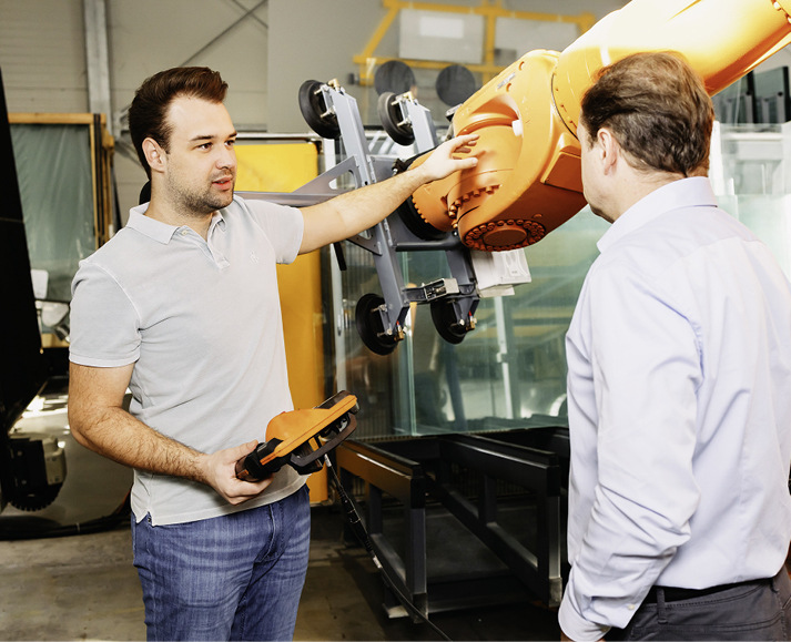 Marco Artauf (links im Bild) berät mittelständische Glasverarbeiter bei der Automatisierung der Produktion sowie bei der Implementierung von Robotern.