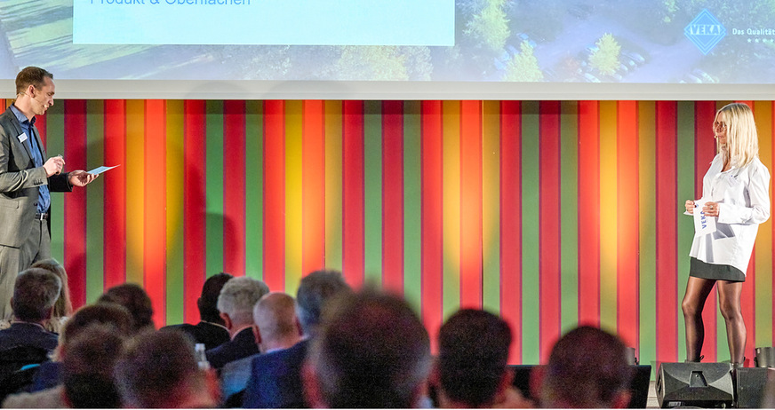 Recyclingströme einbinden: Ilka Häcker, Geschäftsführerin der Georgi Fenster- und Türenbau GmbH, und Arne Post, Leiter des Veka Produktmanagements, stellten kommende Produkt- und Oberflächeninnovationen vor.