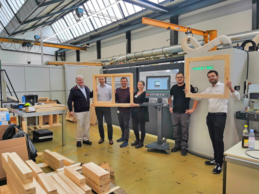 Abnahme der CNC Profiliermaschine Weinig Vario MC50 in Tauberbischofsheim durch Raimund Drißner (l.)