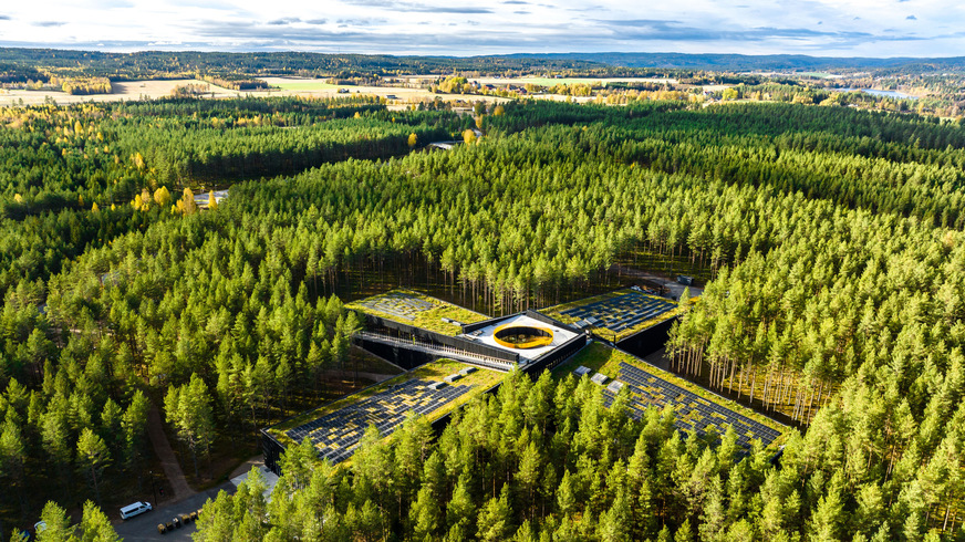Umgeben von dichten Wäldern, steht die Produktionsstätte The Plus des norwegischen Möbelherstellers Vestre. Das Gebäude mit der höchsten BREAAM-Klassifizierung hat seine Produktionshalle mit Modular Skylights von Velux ausgestattet. The Plus» erhält seinen Namen durch die Gebäudeform, die an ein großes Pluszeichen erinnert.