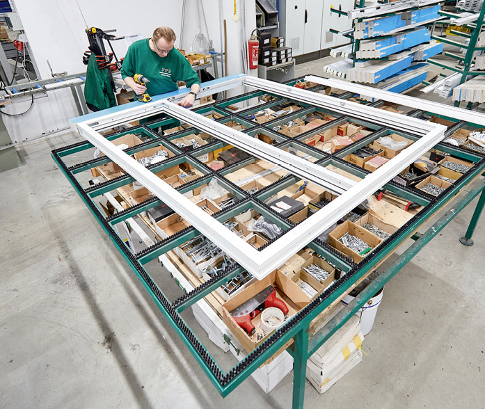 Alles im Zugriff: Optimal gestaltete Arbeitsplätze verbessern die ­Effizienz, wo manuell gearbeitet wird.