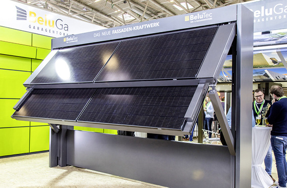 Bereits auf der letzten BAU 2023 stellte BeluTec ein Modul des Fassadenkraftwerks aus, das bis zu einer Anlagengröße von 5 m × 3 m zwei- oder dreiteilig ausgeführt werden kann.