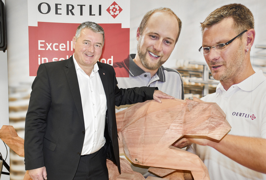 Jürgen Gabrielli vor dem Mitarbeitergeschenk, das der Geschäftsleitung im Jubiläumsjahr überreicht wurde.