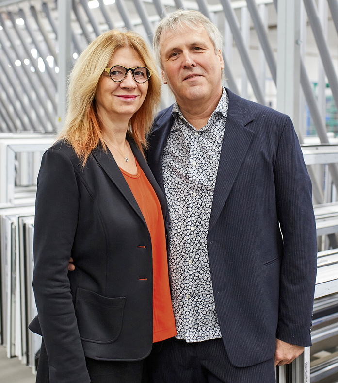 Thomas Rösler (hier mit seiner Frau Ina) hat vor über 30 Jahren ein Fenster- und Türenwerk in ­Schirgiswalde gegründet. Beide freuen sich auf viele weitere spannende Jahre im Unternehmen.