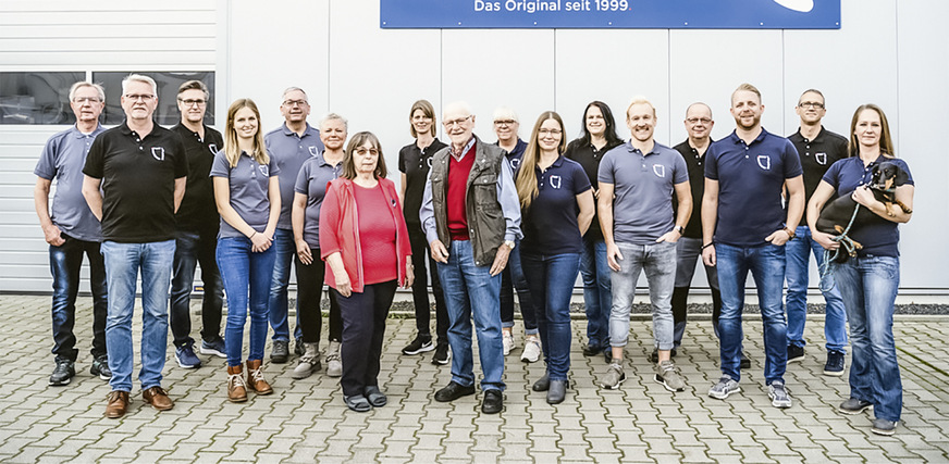 Das Team von Regel-air mit den Firmengründern Christel und Heinz Becks auf dem Hof des Unternehmens in ­Geldern-Walbeck.