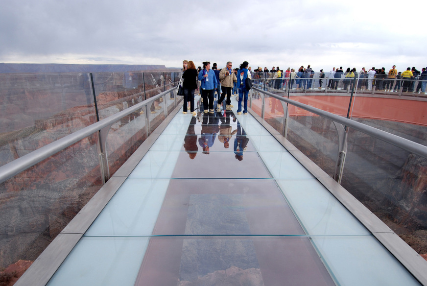 Hier der Skywalk, der über dem Grand Canyon (USA) schwebt. Die Gläser aus VSG (Saint-Gobain) in Boden und Geländer sind aus Trosifol PVB-Folie und SentryGlas Ionoplastfolie gefertigt.