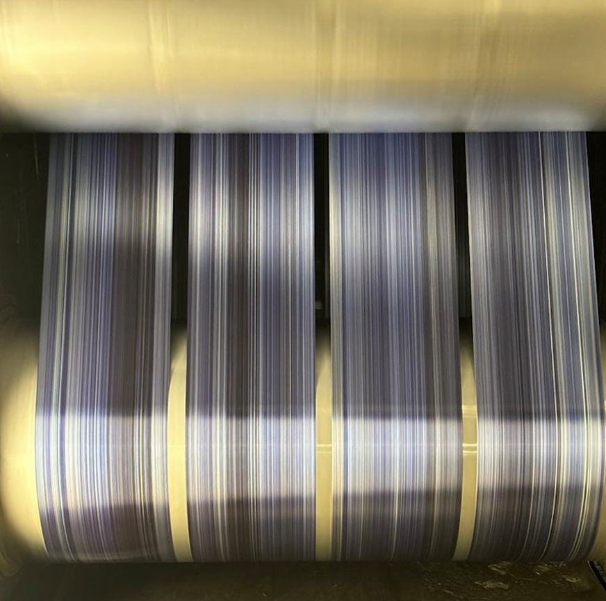 Zur Herstellung des Schussfadens werden Fasern genutzt, die bei&nbsp;einer Farbumstellung von Gewebefasern als farbvermischte Fasern dem Produktionsprozess entnommen werden.