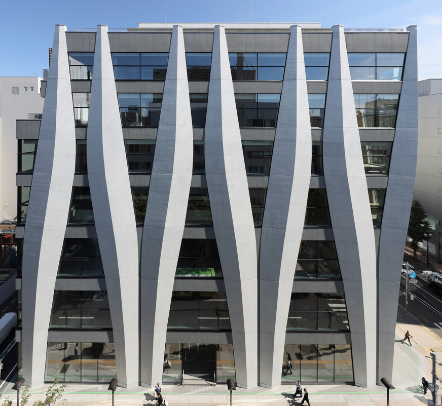 Die Tragstruktur des Ikeuchi Gate Buildings besteht aus einer aus blattförmigen Stahlbetonstützen. Sie geben einen erdbebensicheren Halt und erlauben eine flexible Innenraumgestaltung.
