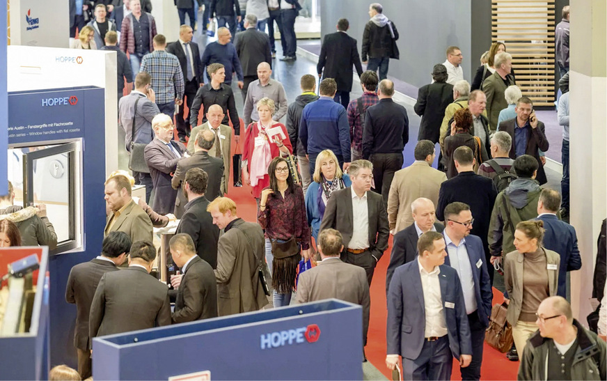Ein Foto aus „alten Zeiten“: Messegeschehen auf der vorletzten FENSTERBAU im Jahr 2018. Damals hatte die Doppelmesse eine Rekordbesucherzahl von 110 000 Personen zu verzeichnen.