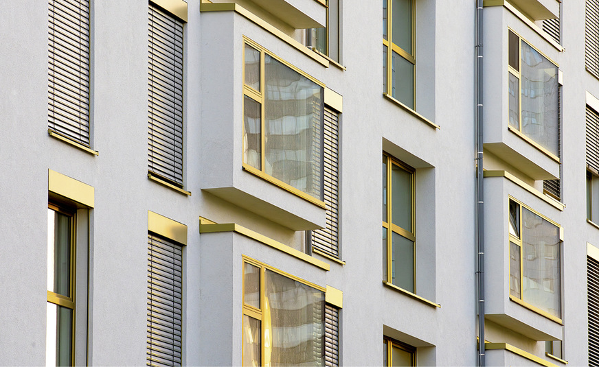 In dieser Wohnanlage in Leipzig sind Gealan-Fensterprofile des Systems S 9000 in der Gealan-acrylcolor-Farbe Gold ausgeführt – sie bilden einen luxuriösen, warmen Kontrapunkt zur streng geometrischen Fassadengestaltung und verleihen dem Gebäude einzigartigen Glanz und Opulenz.