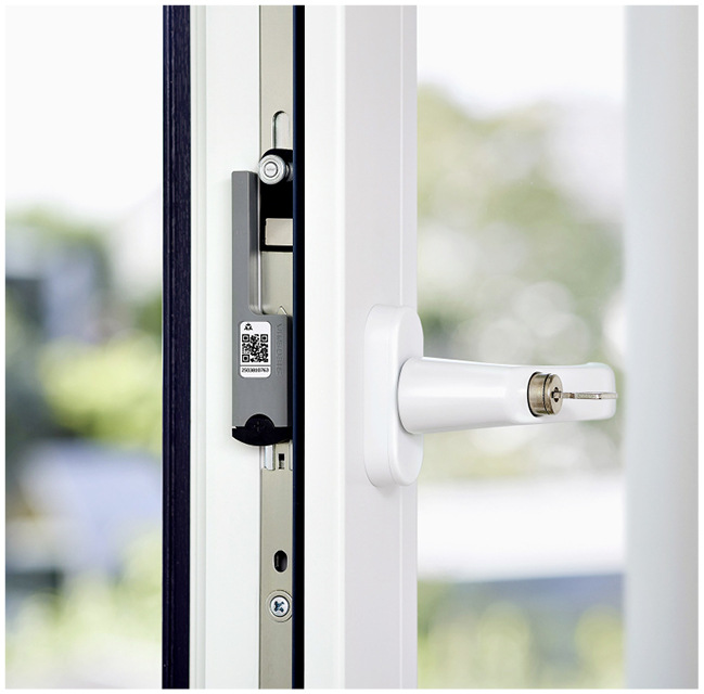 Matter-fähig: Der smarte Sensor überzeugt durch seine völlig verdeckt liegende Montage und unterstützt die verlässliche Zustandsüberwachung von Fenstern und Fenstertüren in kompatiblen Smart-Home-Systemen.