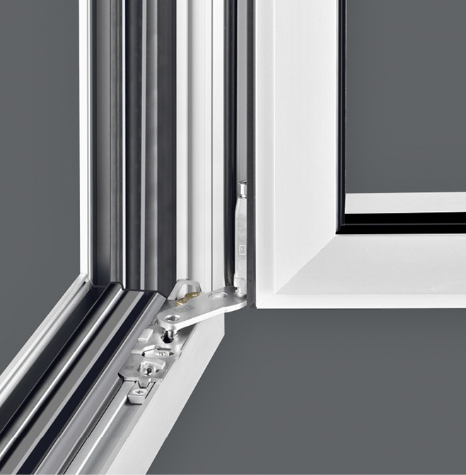 Für 170 kg Flügelgewicht: Die Bandseite ALU axxent Plus ermöglicht die Realisierung großzügiger Glasflächen mit hohem Lichteinfall und schmalen Profilansichten.