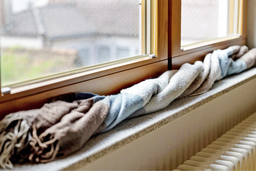 Schluss mit Zugluft und Wärmeverlusten: Durch die Erneuerung von Fensterdichtung und -beschlag können auch ältere Fenster wieder die höchste Dichtigkeitsklasse 4 erreichen.