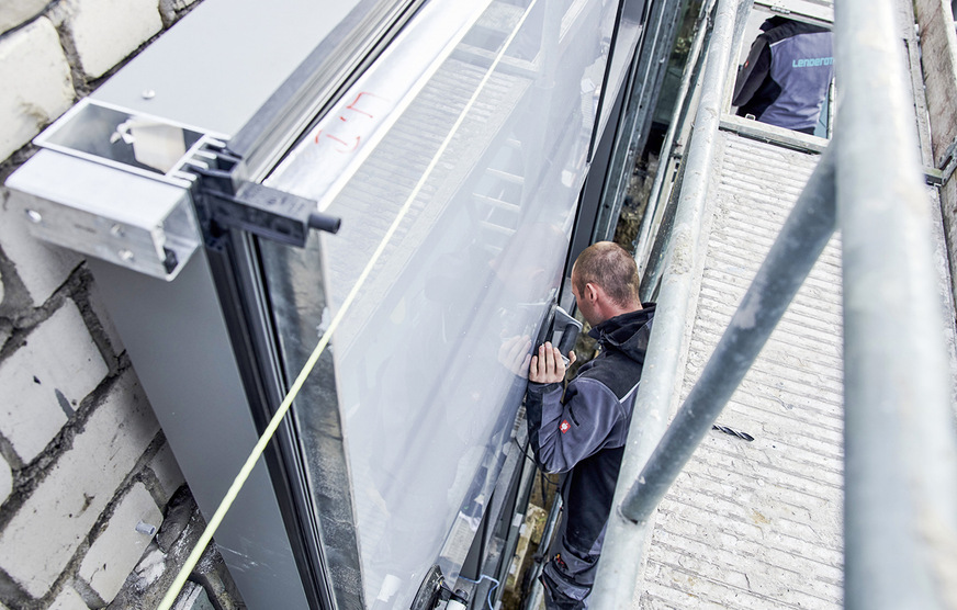 Hier ein Blick auf den Aufbau der neuen Wicona Fassade mit den Oraé Gläsern.