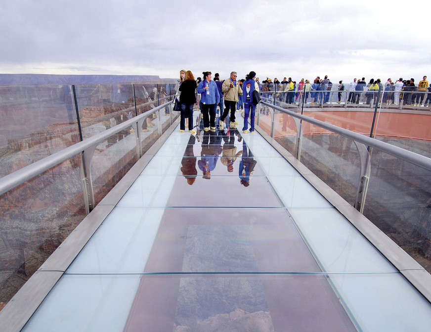 Der Skywalk ist mit VSG in Boden und Geländer aus Trosifol PVB-Folie und SentryGlas Ionoplast-Folie ausgestattet.