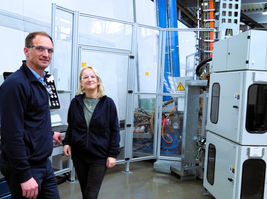 Daniel Bruckelt, Produktionsleiter Isolierglas und Margit Seidl, Stellv. Produktionsleiterin Isolierglasbei AGC Interpane in Plattling