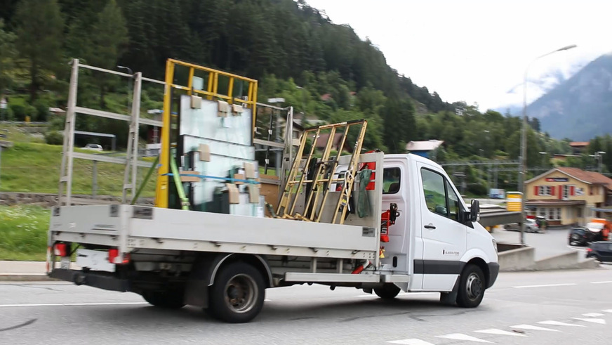 Gerade bei hohen Gebäuden oder in den Bergen, treten bei Isoliergläsern teils hohe Klimalasten auf.