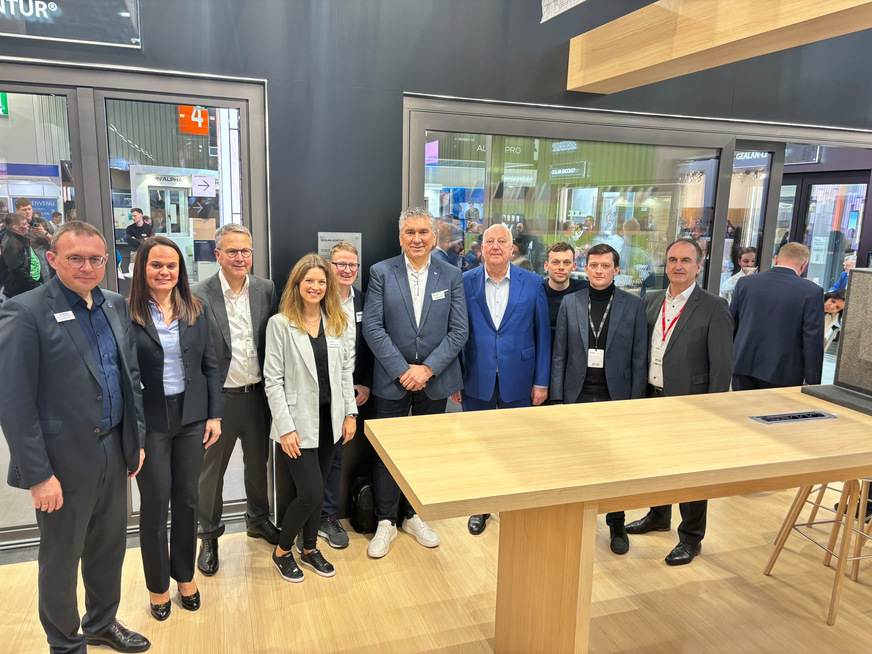 Bei der Vertragsunterzeichnung am Messestand dabei, von rechts nach links: Hans Bentheimer – Geschäftsführer Meesenburg; Johann Meesenburg - Project Manager Stroxx Energy; Jakob Meesenburg - eCommerce Manager Meesenburg; Martin Meesenburg – Inhaber und Geschäftsführer Meesenburg; Ivica Maurovic - Sprecher der Gealan-Geschäftsführung; Robert Leinert – Leiter Produktmanagement Meesenburg; Rebecca Fichtelmann – Bereichsleiterin Materialwirtschaft Gealan; Dr. Florian Hesse – Projektmanager Meesenburg; Natalie Schell -Leiterin Eigenmarkenmanagement Meesenburg; Andre Wünsche - Bereichsleiter Produktmanagement / Innovation / Customer Service Center Gealan.