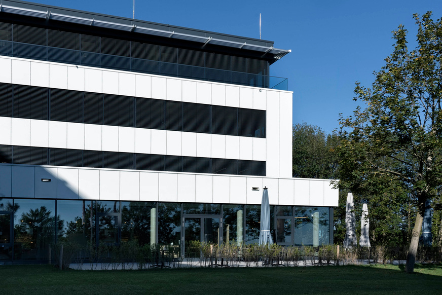 Die Fassade des Verwaltungsgebäudes der Molkerei A. Müller aus weißen sedak gsp Elementen.