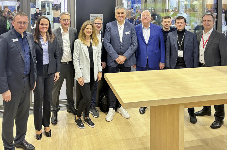 Bei der Vertragsunterzeichnung am Messestand dabei, von rechts nach links: Hans Bentheimer – GF Meesenburg; Johann Meesenburg – Project Manager Stroxx Energy; Jakob Meesenburg – eCommerce Manager Meesenburg; Martin Meesenburg – Inhaber und GF Meesenburg; Ivica Maurovic – Sprecher der Gealan-Geschäftsführung; Robert Leinert – Leiter Produktmanagement Meesenburg; Rebecca Fichtelmann – Bereichsleiterin Materialwirtschaft ­Gealan; Dr. Florian Hesse – Projektmanager Meesenburg; Natalie Schell – Leiterin Eigenmarkenmanagement Meesenburg; Andre Wünsche – Bereichsleiter Produktmanagement / ​Innovation / ​Customer Service Center Gealan.