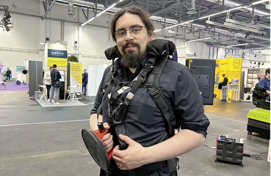 Bei diesem Exoskelett lässt sich ein Sauger einhängen, um Gläser oder Fenster leichter tragen zu können.