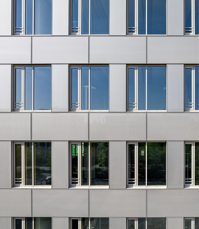 SGG-Fassadengläser für höchste Anforderungen: Die 3-fach-Isoliergläser erfüllen Sonnenschutz, Absturzsicherung und Schallschutz (46 – 41 dB).