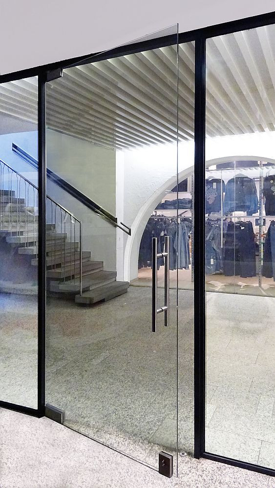 Bei Office Swing wird die Anschlagtür zur Pendeltür. Bei dieser nachrüstbaren Lösung werden eventuelle Fräsungen abgedeckt.&nbsp;