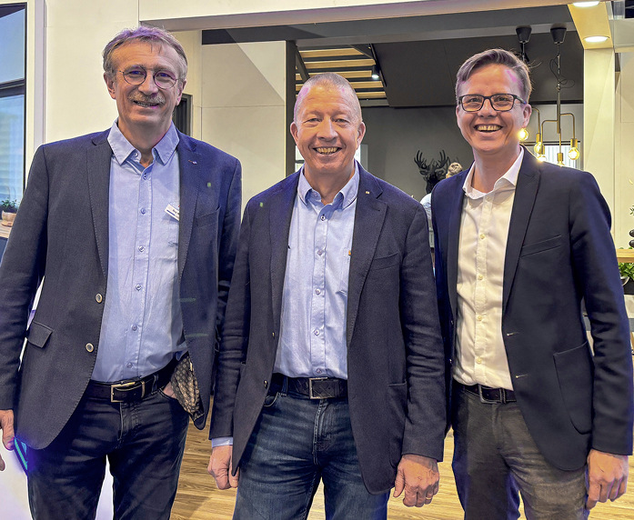 v.l.: Guy Muller, Leiter des Geschäftsbereichs Markt & Kunde, Siegenia-Unternehmensinhaber Wieland Frank und Daniel Mund auf der Fensterbau