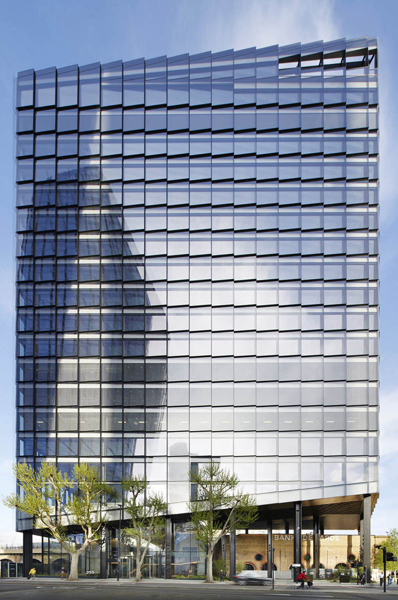 Sonnenschutz: Im Inneren des Fassadenzwischenraums sind Lamellen zur bedarfsorientierten Verschattung der Fassade montiert.