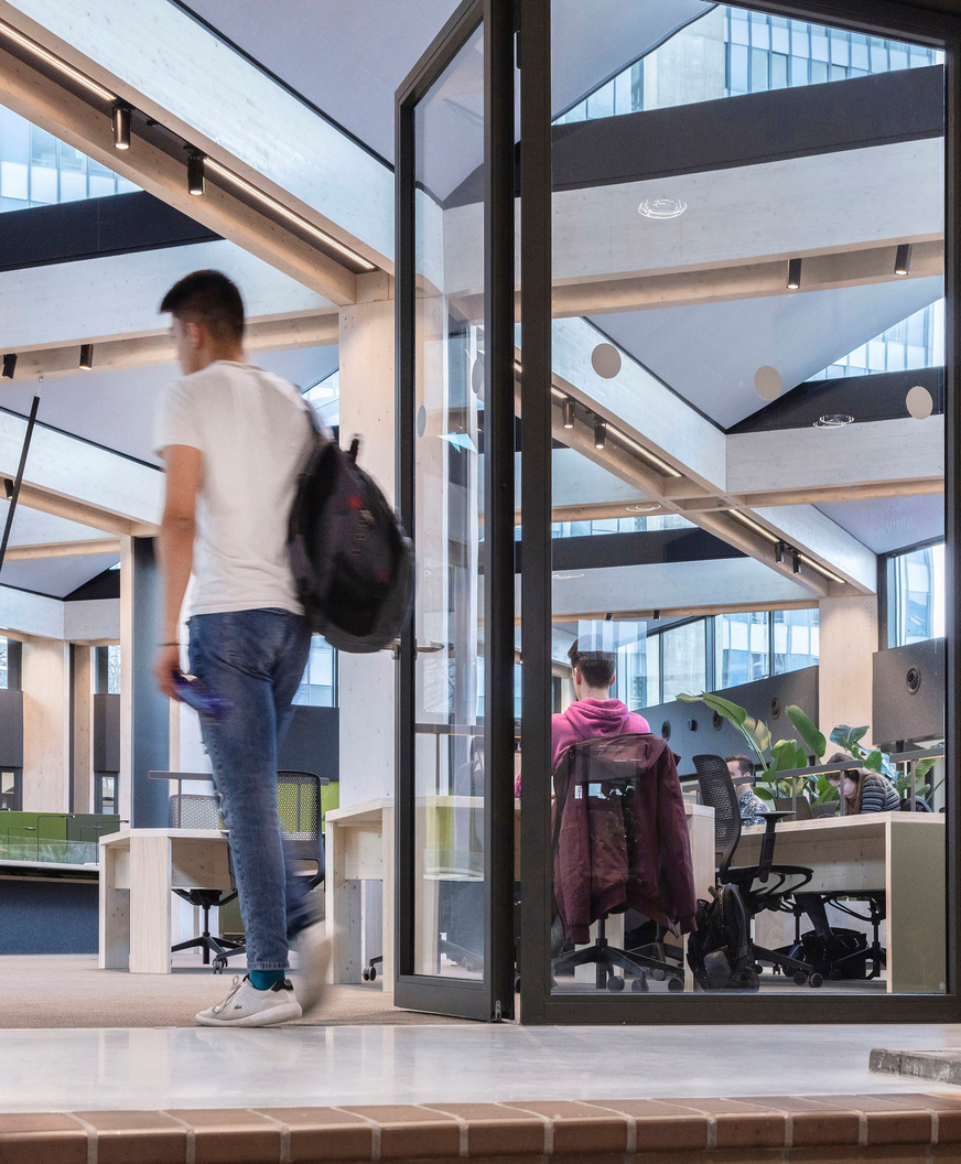 Das flexible BA-Verglasungssystem von Velux Commercial sorgt über das Sheddach auch Tief im Innern des Gebäudes für reichlich Tageslicht.