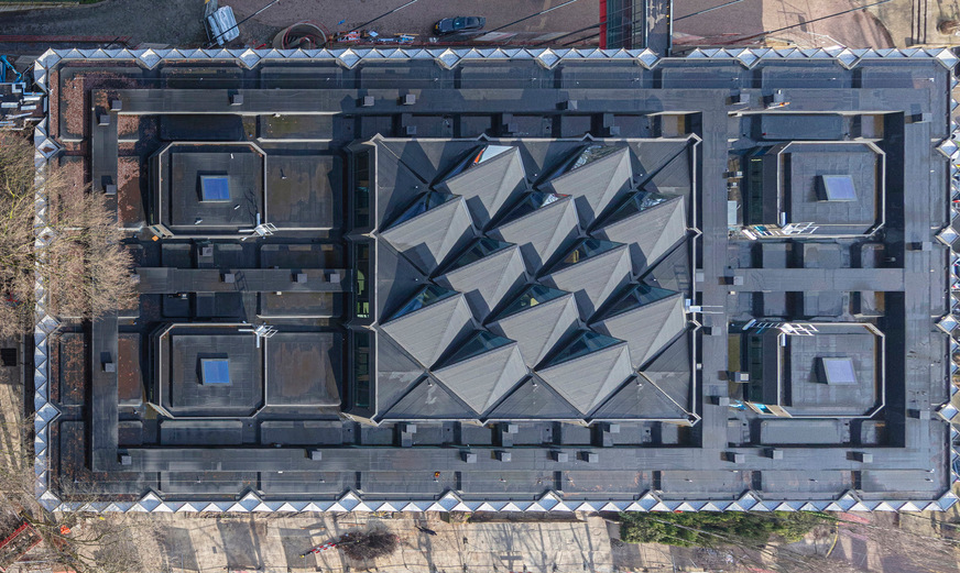 Auf dem Dach kamen 28 Elemente des BA-Pfosten-Riegel-Systems von Velux Commercial zum Einsatz: 24 dreieckige Verglasungen im Zentrum und vier quadratische in den im Ost- und Westteil des Dachs.