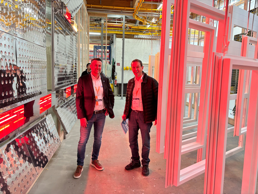 Volker Schubert (Otto-Chemie) und Thomas Schneider (Schneider Holzfenster) beim Rundgang durch den Fensterbaubetrieb Müller in Essen.