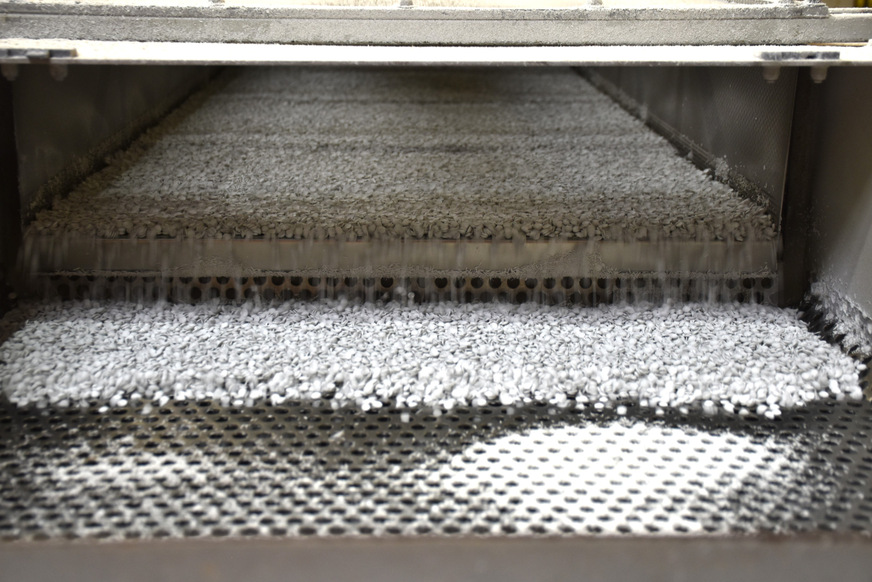 Der Stoff, aus dem neue Fenster werden können: gereinigtes PVC, bei dem bis dato aber auch nicht verhindert werden konnte, dass es mit Blei versetzt ist, da die freiwillige Selbstverpflichtung der PVC-Systemgeber erst seit 2003 flächendeckend greift.